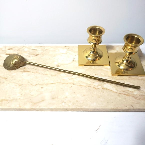 Brass shell shape candle snuffer - Picture 1 of 7